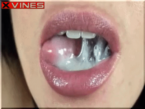 Gostosa brincando com o esperma na boca