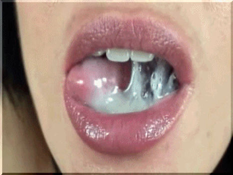Gostosa brincando com o esperma na boca